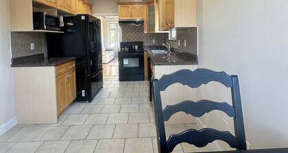 Bright West Side Retreat âą 3BR âą Kitchen & Living