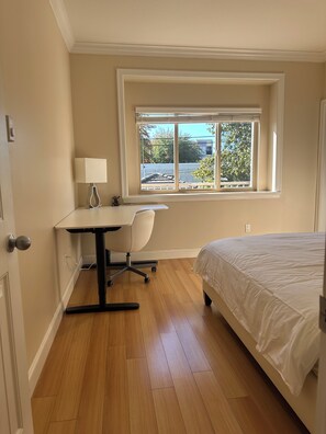 3 habitaciones, tabla de planchar con plancha, wifi y ropa de cama