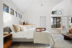 4 soverom, skrivebord, strykejern/-brett og reiseseng for barn