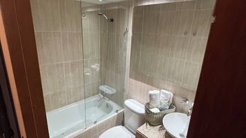 Secador de pelo, toallas, jabón y papel higiénico