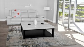 Smart TV - Mei Jing – Waterfront Pool and Tiki Hut-must see (Cape Coral)