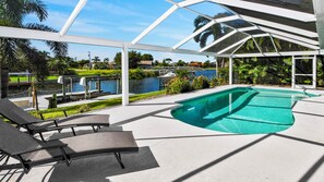 Pool - Mei Jing – Waterfront Pool and Tiki Hut-must see (Cape Coral)