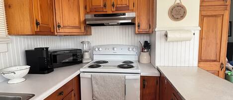 Microondas, horno, placa de cocina