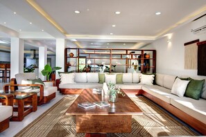 Smart TV, foosball, stereo