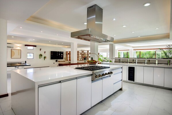 ثلاجة، ميكروويف، فرن، موقد طهي مسطح