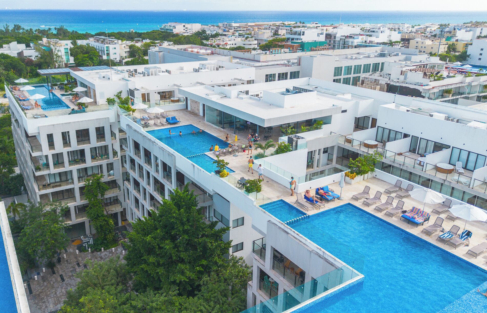 Ein modernes Hotel mit Dachpools und Außenbereichen zum Verweilen.