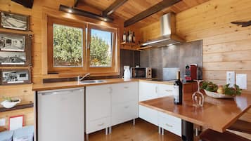 Fridge, microwave, stovetop, cookware/dishes/utensils