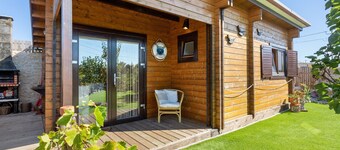 Cabin 'Casa Em Madeira Com Jardim Privado' with Private Terrace, Private Garden and Wi-Fi