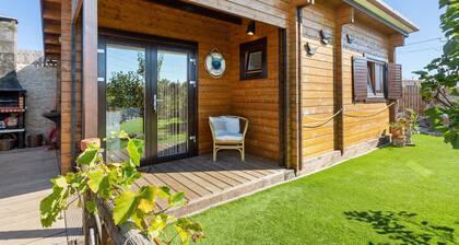 Hütte 'Casa Em Madeira Com Jardim Privado' mit privater Terrasse, privatem Garten und WLAN