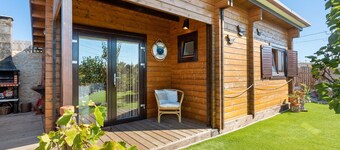 Cabin 'Casa Em Madeira Com Jardim Privado' with Private Terrace, Private Garden and Wi-Fi