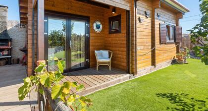 Cabin 'Casa Em Madeira Com Jardim Privado' with Private Terrace, Private Garden and Wi-Fi