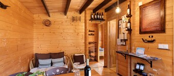 Cabin 'Casa Em Madeira Com Jardim Privado' with Private Terrace, Private Garden and Wi-Fi
