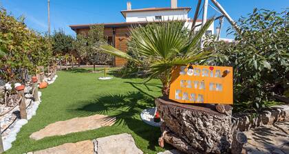 Hütte 'Casa Em Madeira Com Jardim Privado' mit privater Terrasse, privatem Garten und WLAN