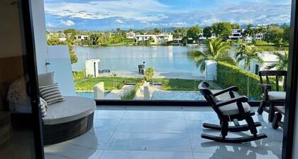 Lakefront villa with private Dook, Piscina & Jacuzzi