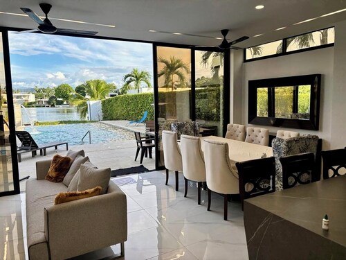 Lakefront villa with private Dook, Piscina & Jacuzzi