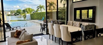 Lakefront villa with private Dook, Piscina & Jacuzzi