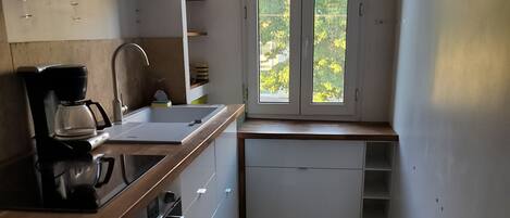 Micro-ondes, four, plaque de cuisson