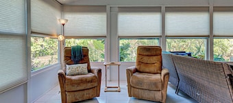 HEAVENLY 2-bedroom home with Luscious Gardens in Englewood