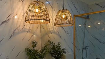 Phòng đôi tiện nghi đơn giản, quang cảnh hồ bơi | Phòng tắm | Buồng tắm vòi sen, khăn tắm, dầu gội, giấy vệ sinh
