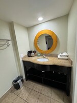 Standard Single Room | Bathroom | Free toiletries, towels, soap, shampoo