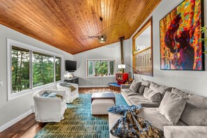 TV, fireplace