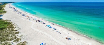 Classic Surf Lodge with Beach Supplies, Walk to Beach & Marina, Near IMG Academy