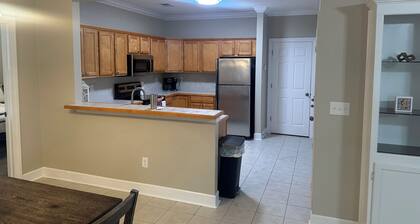 Charming 2-bedroom condo in delightful Oxford with Pool