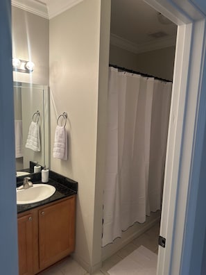 Toallas, jabón, papel de baño 