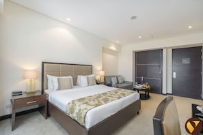 1 dormitorio, tabla de planchar con plancha, wifi y ropa de cama