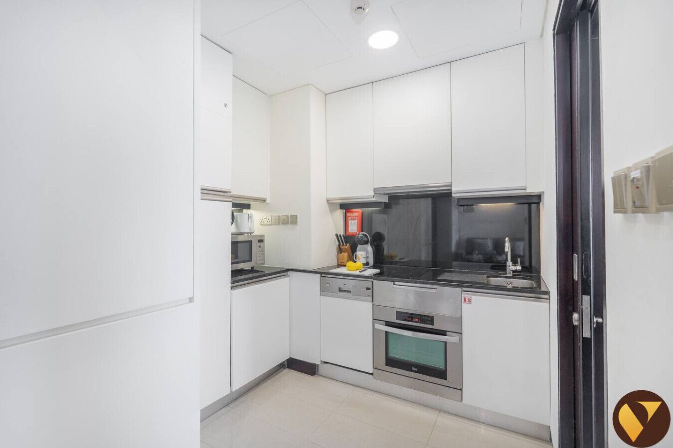 Wasserkocher mit Kaffee-/Teezubehör, Kühlschrank, Mikrowelle, Ofen