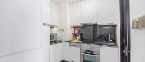 Wasserkocher mit Kaffee-/Teezubehör, Kühlschrank, Mikrowelle, Ofen