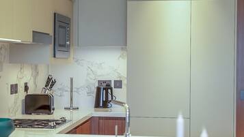 Coffee/tea maker, fridge, microwave, oven