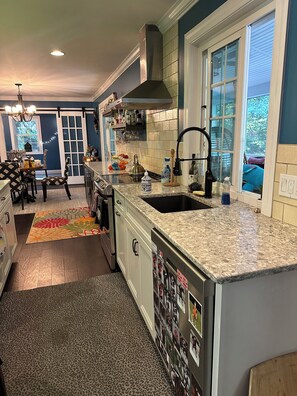 Private kitchen - Chic 4-bedroom house with all the amenities you could need! (Broomall)