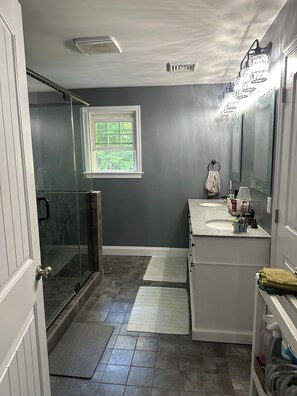 Shower, jetted bath, hair dryer, towels