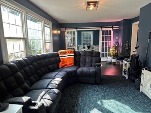 Living area - Chic 4-bedroom house with all the amenities you could need! (Broomall)