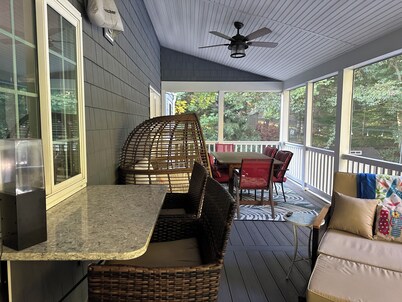 Chic 4-bedroom house with all the amenities you could need!