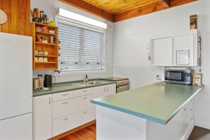 ثلاجة، ميكروويف، غسالة أطباق، محمصة خبز