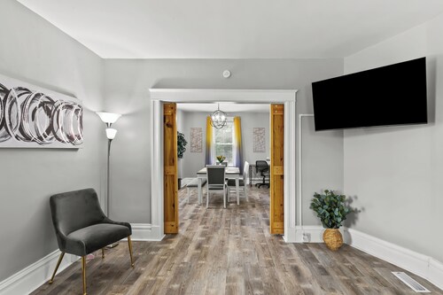 Spacious Cottage near Airport, Hospitals, & HWYs