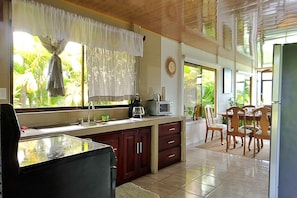 Een microgolfoven, een oven, een kookplaat