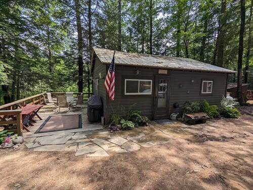 Charming 2-bedroom on Serene Lake Cabin in Greig
