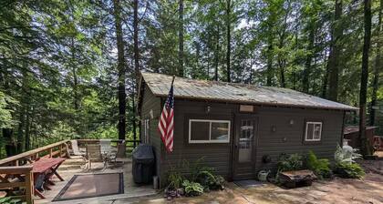 Charming 2-bedroom on Serene Lake Cabin in Greig