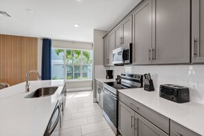 Fridge, oven, stovetop, dishwasher