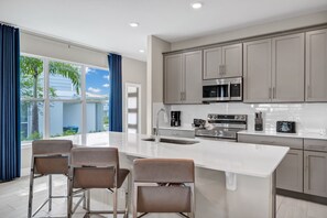 Kylskåp, ugn, spishäll och diskmaskin