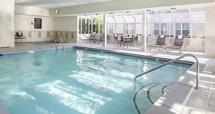 Rapids King Studio with Parking, Pool & Gym