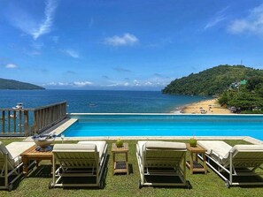 Outdoor pool, pool umbrellas, pool loungers - Red Beach Mansion (Angra dos Reis)
