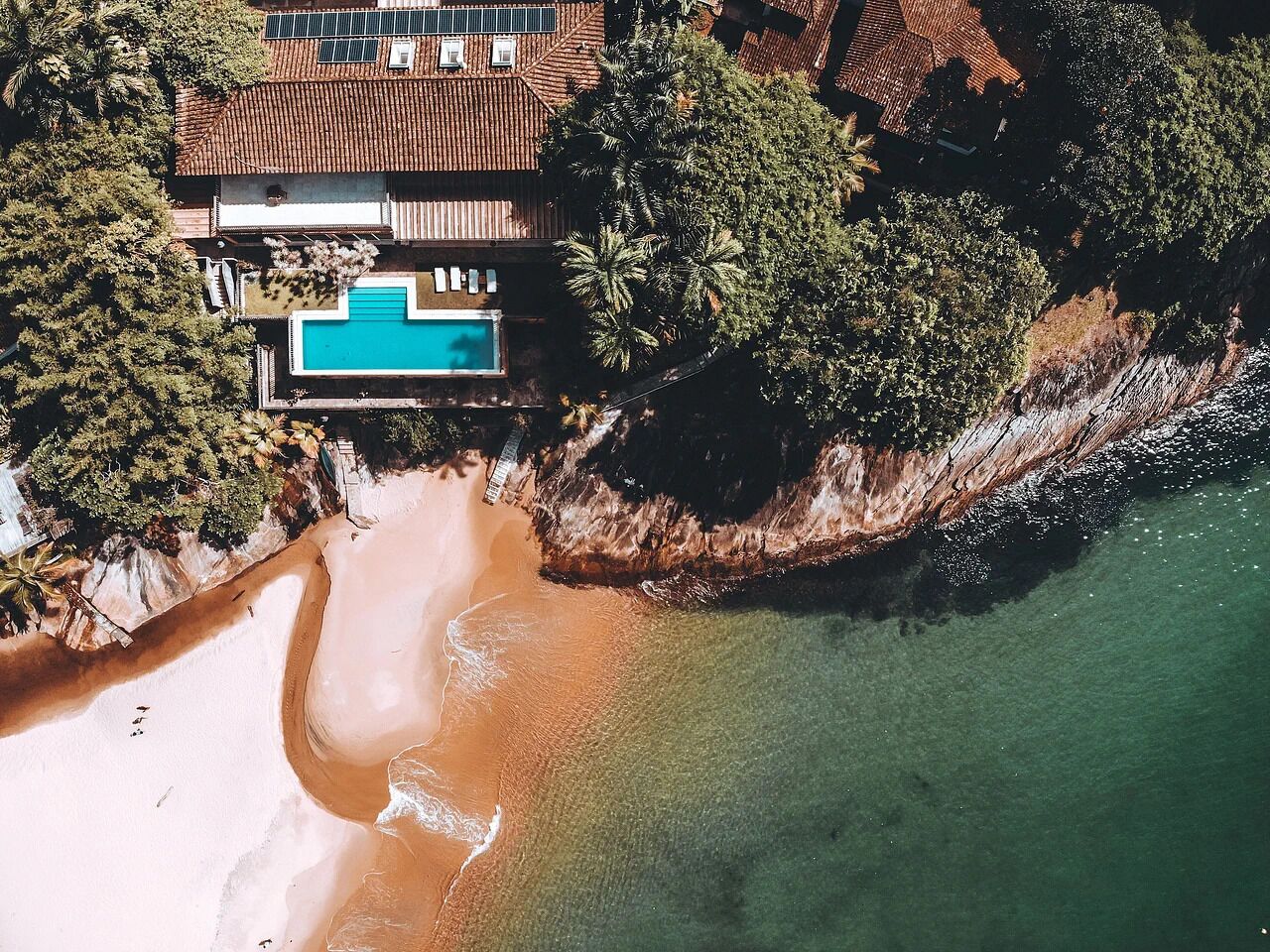 Na praia, espreguiçadeiras, guarda-sóis 