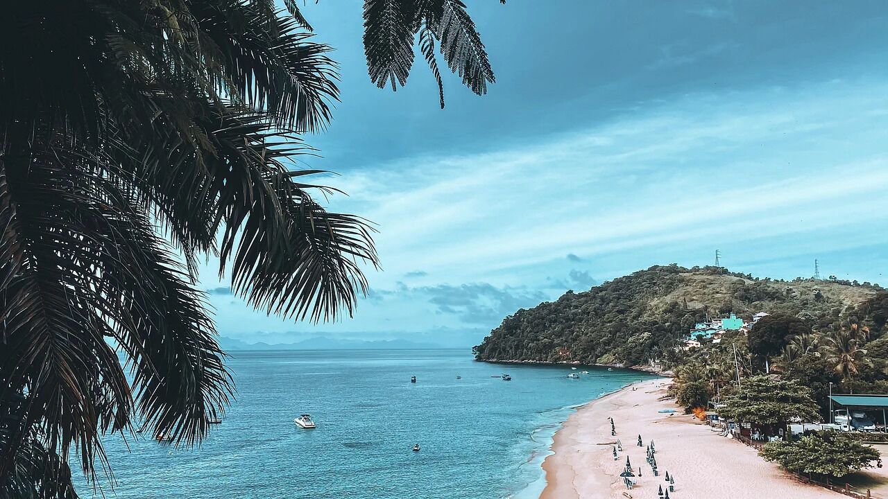 Di pantai, kursi berjemur, dan payung pantai