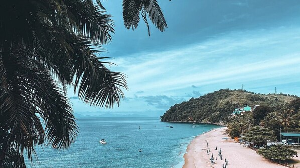 En la playa, camastros y sombrillas