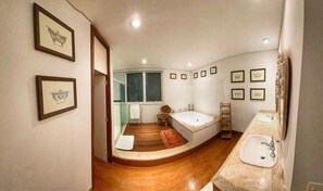 Villa | Badezimmer | Dusche, Handtücher, Toilettenpapier
