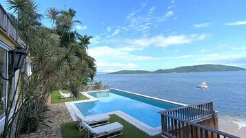 Piscina externa, guarda-sóis, espreguiçadeiras